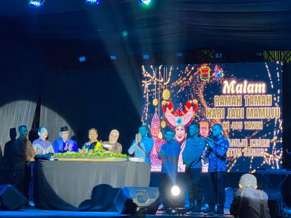 Pemotongan tumpeng pada malam ramah tamah memperingati Hari Jadi Mamuju ke-485, Senin (14/7/2025), sebagai simbol rasa syukur dan komitmen pembangunan inklusif Sulawesi Barat.