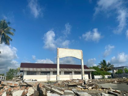 Puing-puing gedung sekolah rusak akibat abrasi desa Lamba-Lamba di Mamuju Tengah.