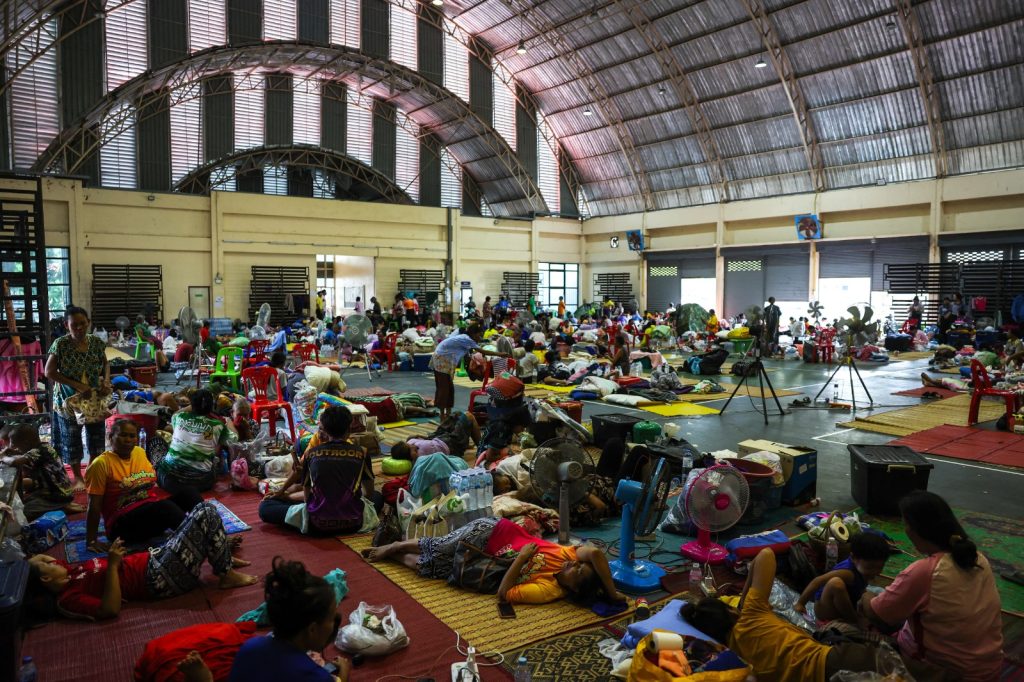 Warga mengungsi akibat ketegangan Thailand Kamboja di perbatasan Surin, Thailand
