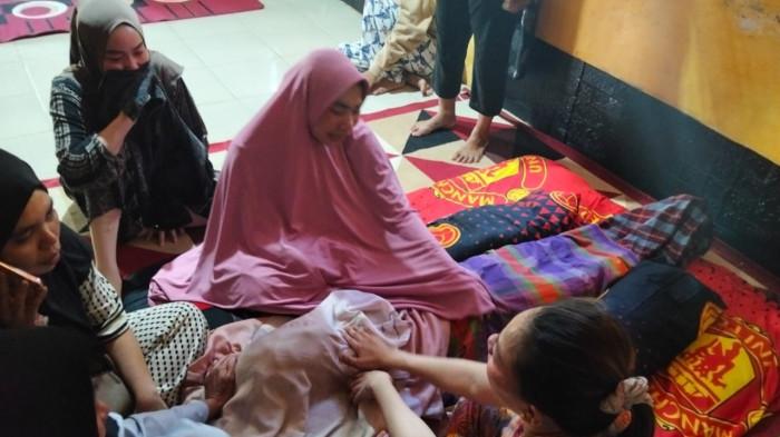 Keluarga korban bunuh diri di Palopo menangis di samping jenazah yang disemayamkan di rumah duka, Kamis 31 Juli 2025