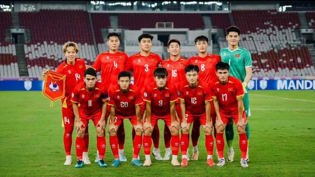 Indonesia vs Vietnam. Timnas U-23 Vietnam menang dan mengangkat trofi Piala AFF U-23 2025