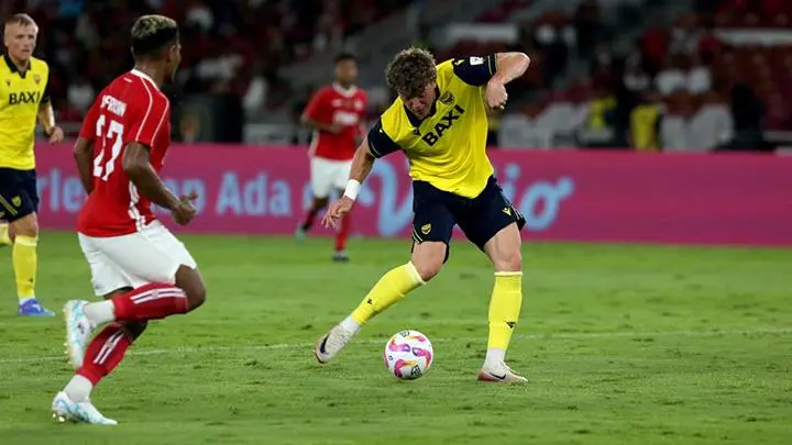 Pemain Oxford United berusaha melewati pemain Liga Indonesia All Star saat laga pembuka Grup A Piala Presiden 2025 di Stadion Gelora Bung Karno, Jakarta, Sabtu 6 Juli 2025. Oxford menang 6-3