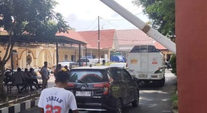 Tangki BBM Penyalahgunaan BBM Subsidi dan mobil pribadi diamankan di area Polres Luwu, tampak beberapa polisi dan warga berada di sekitar lokasi.