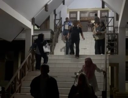 Sejumlah orang menuruni tangga Gedung DPRD saat gempa Poso guncang Luwu, Kamis malam 24 Juli 2025.