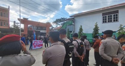 Mahasiswa GMKI Tana Toraja melakukan aksi damai di depan Kantor Kemenag menolak intoleransi beragama Indonesia