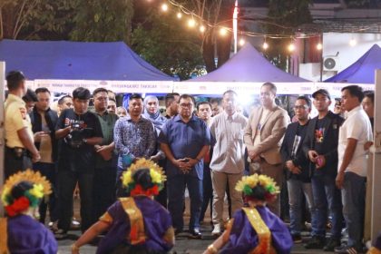 alt="Bupati dan Wakil Bupati Takalar bersama tamu undangan menyaksikan pertunjukan seni pada malam puncak Panen Hadiah Simpedes BRI Takalar, Sabtu 6 Juli 2025."