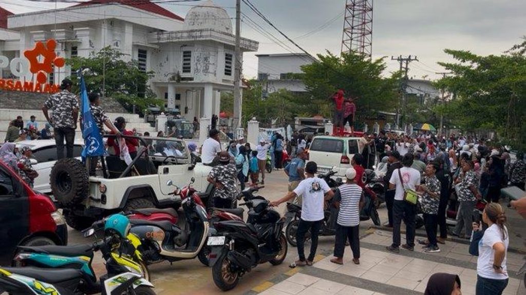 Konvoi pendukung rayakan kemenangan Naili–Akhmad Palopo usai putusan Mahkamah Konstitusi