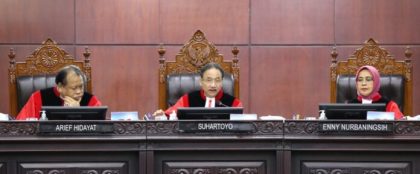 Hakim MK Suhartoyo saat membacakan putusan tolak gugatan RMB-ATK dalam sengketa PSU Pilkada Palopo, didampingi Arief Hidayat dan Enny Nurbaningsih.