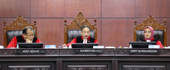 Hakim MK Suhartoyo saat membacakan putusan tolak gugatan RMB-ATK dalam sengketa PSU Pilkada Palopo, didampingi Arief Hidayat dan Enny Nurbaningsih.