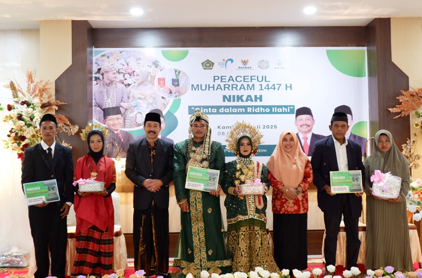 Tiga pasangan pengantin peserta nikah massal Kemenag Luwu Timur berpose bersama pejabat dan panitia, memegang hadiah dan voucher dari Baznas dalam rangkaian kegiatan Peaceful Muharram 1447 H bertema "Cinta dalam Ridho Ilahi".