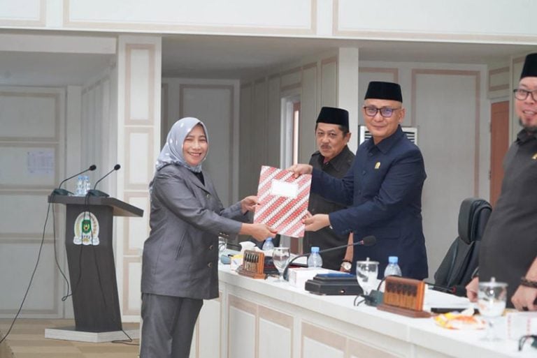 Sidang paripurna DPRD bersama Pemkot Palopo menetapkan KUPA PPAS Palopo 2025 di Gedung DPRD Palopo.