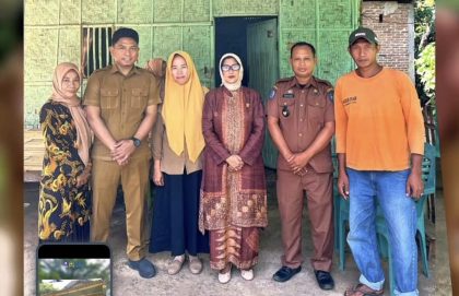 Fatmawati Bangsawan bersama aparat desa dan warga dalam kunjungan program Fatmawati Bangsawan Stop Stunting di Gowa.