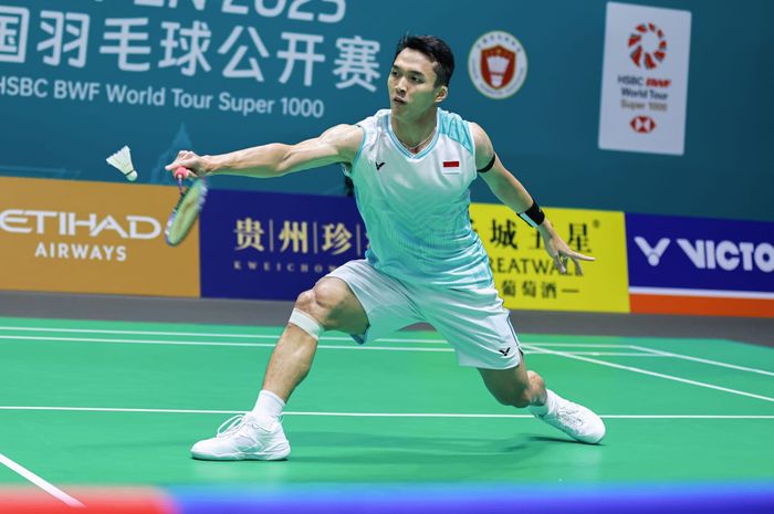Jonatan Christie mengembalikan kok dengan backhand saat menghadapi Christo Popov di China Open 2025
