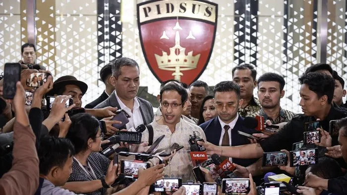 Nadiem Makarim keluar dari Gedung Bundar Kejaksaan Agung setelah pemeriksaan kasus korupsi pengadaan laptop Chromebook