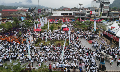 Warga Toraja Utara antusias mengikuti Jalan Santai Toraja Utara di Alun-alun Rantepao