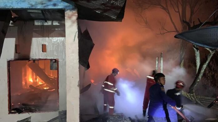 Petugas pemadam kebakaran Luwu memadamkan api di rumah warga yang terbakar di Dusun Lempo, Suli Barat.
