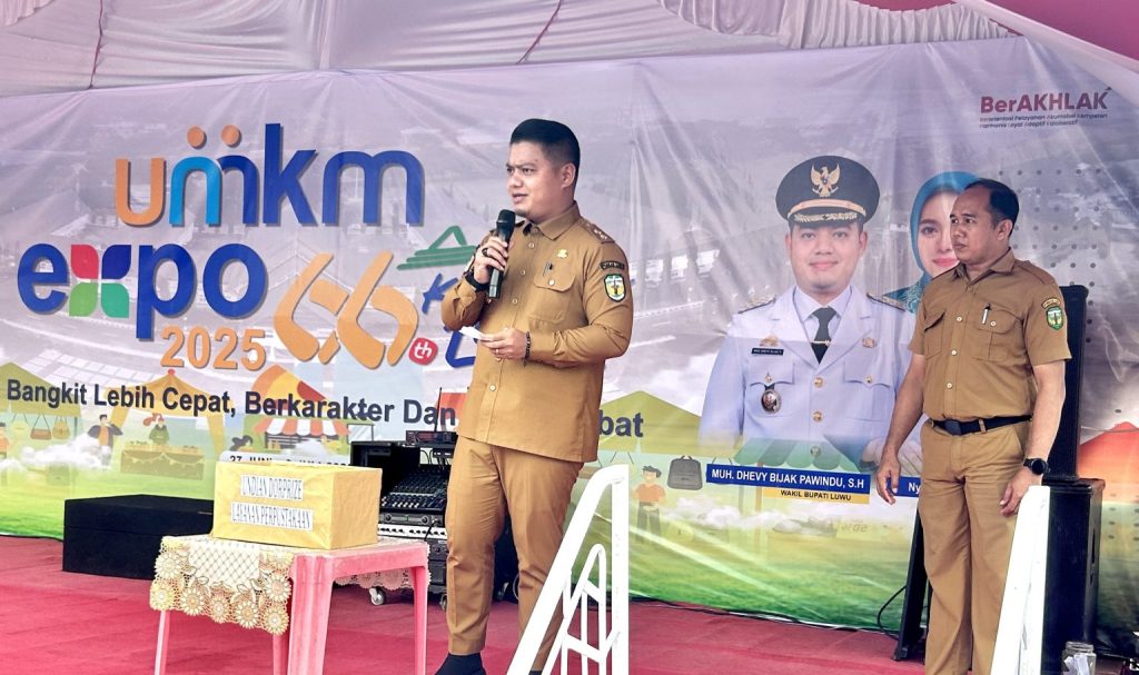 Hari Pustakawan Dinas Perpustakaan Luwu – Wakil Bupati Luwu membagikan doorprize kepada pengunjung perpustakaan daerah.
