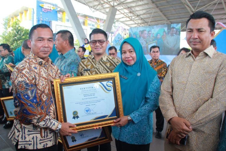 Penyerahan penghargaan Pemkab Luwu dalam peringatan Harganas 2025 di Makassar