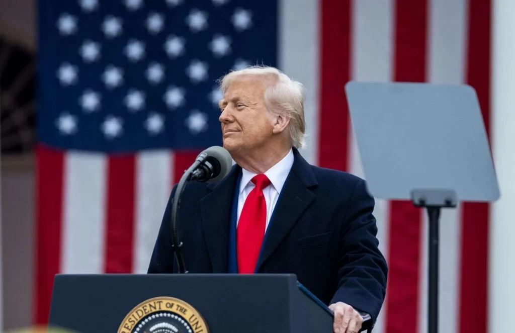 Donald Trump berbicara di podium saat mengumumkan diskon tarif impor untuk Indonesia dalam kebijakan perdagangan AS.