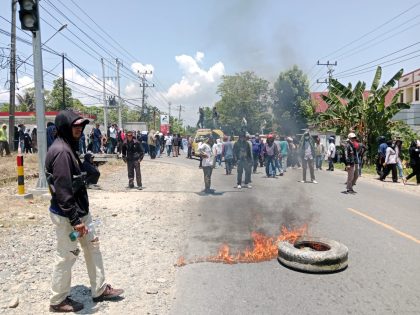 Massa demonstran membakar ban di tengah jalan saat unjuk rasa menuntut pencairan insentif RT/RW di Palopo.