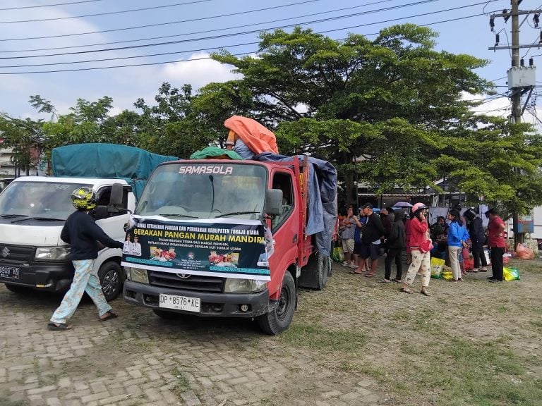 Warga mengantre di depan truk logistik bertuliskan "Gerakan Pangan Murah Mandiri" dalam kegiatan pasar murah Toraja Utara.
