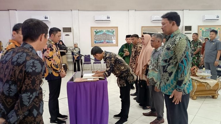 Pelantikan Penjabat Kepala Desa Enrekang oleh Bupati Yusuf Ritangnga di Pendopo Rumah Jabatan, Jumat 25 Juli 2025