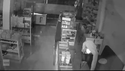 Pelaku pencurian terekam CCTV saat membobol warung di Walenrang