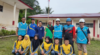 PLN dan pihak sekolah berfoto bersama usai pemasangan di dua sekolah Luwu Utara yaitu pemasangan panel surya SuperSUN