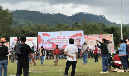 Warga Pangala’ menyampaikan protes saat acara The Legend of Pongtiku II berlangsung di Lapangan Pangala’, Toraja Utara.