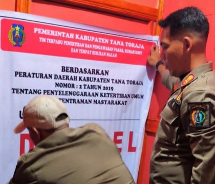 Petugas gabungan menyegel salah satu lokasi hiburan malam dalam operasi penutupan THM Tana Toraja pada Jumat malam, 18 Juli 2025. Razia ini digelar untuk menegakkan Perda Ketertiban Umum dan merespons keresahan warga.