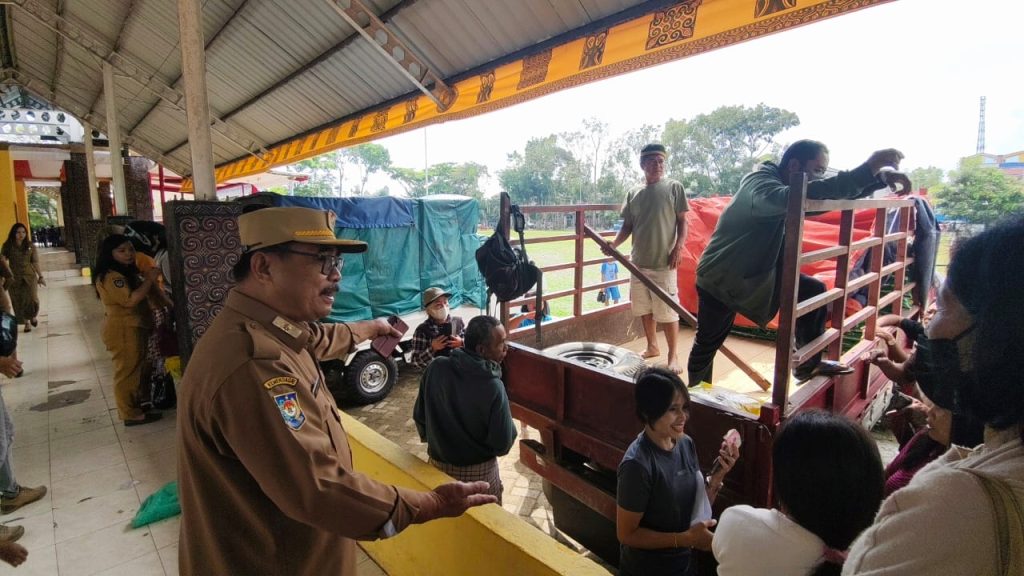 Kepala Dinas Ketahanan Pangan Toraja Utara marah saat pelaksanaan Pasar Murah Toraja Utara di Lapangan Bakti Rantepao, 29 Juli 2025.