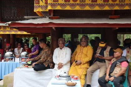 Sekretaris Dinas Kebudayaan Kota Makassar bersama tokoh adat dan tamu undangan menghadiri acara budaya The Legend of Pongtiku di Tongkonan Tirik Lada, Toraja Utara.