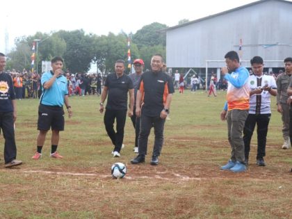 Bupati Luwu Timur Irwan Bachri Syam membuka Pembukaan HUT RI Wasuponda di Lapangan Karelai