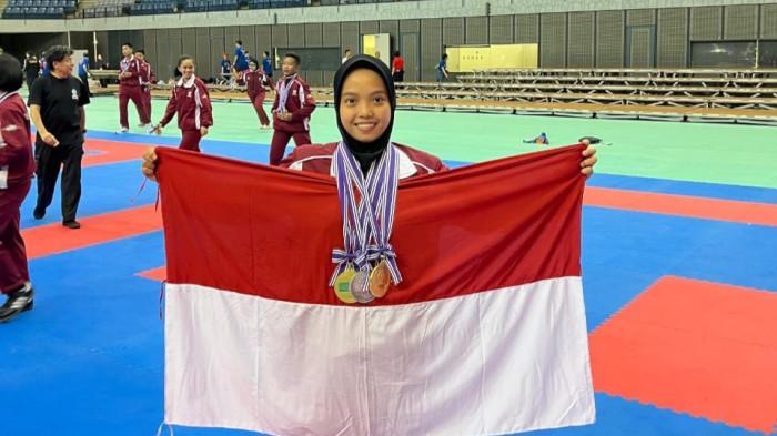 Atlet Luwu juara dunia karate, Ildha Yusuf, mengibarkan bendera Merah Putih di podium Kejuaraan Dunia Karate Gojukai 2025 di Jepang.