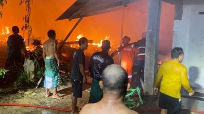 Petugas damkar memadamkan api dalam kebakaran Luwu yang menghanguskan tiga rumah di dua kecamatan.