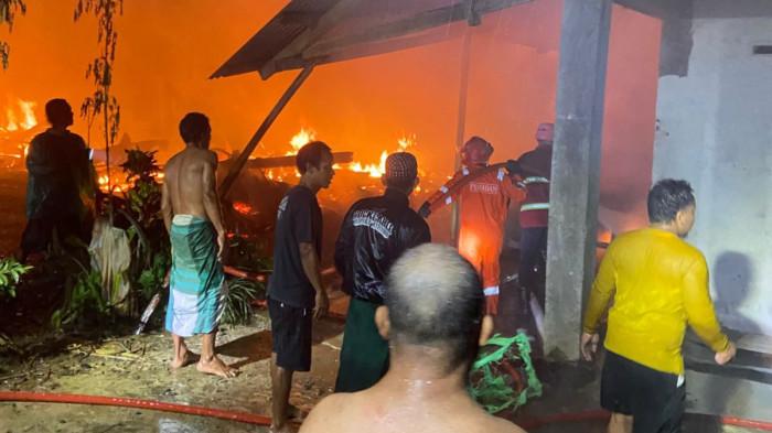 Petugas damkar memadamkan api dalam kebakaran Luwu yang menghanguskan tiga rumah di dua kecamatan.
