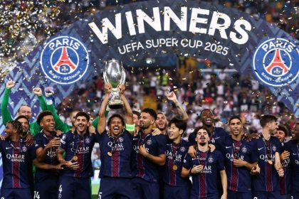 Kapten PSG Marquinhos mengangkat trofi Piala Super Eropa 2025 usai mengalahkan Tottenham Hotspur di Stadio Friuli, Udine, Italia, Kamis 14 Agustus 2025