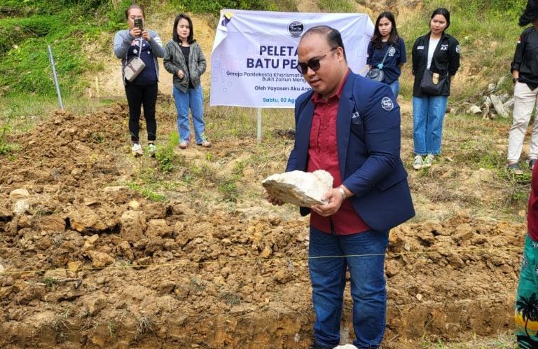 Yayasan Aku Anak Toraja menyerahkan bantuan Gereja Bukit Zaitun berupa material bangunan di Kecamatan Mengkendek, Toraja, sebagai wujud nyata semangat kemerdekaan.