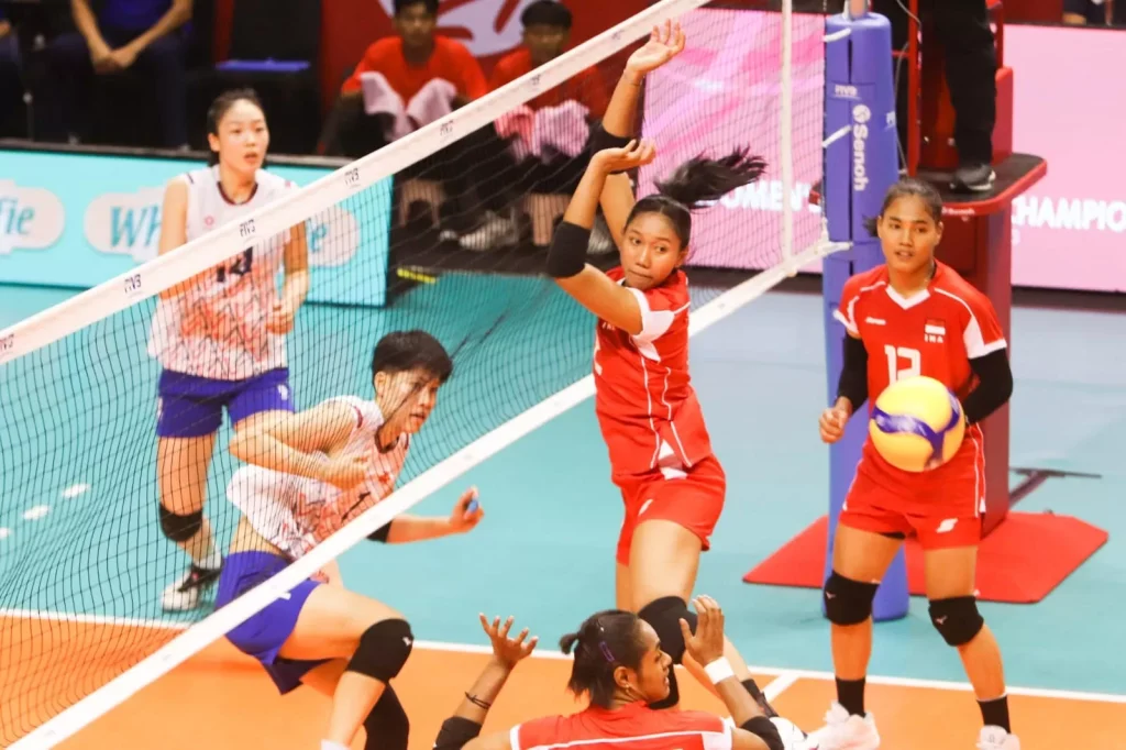 Pemain voli putri Vietnam menghadapi tim lawan di Kejuaraan Dunia U-21 2025 Surabaya.