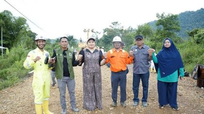 Petugas gabungan bersama warga menangani kebocoran pipa minyak Lioka dengan memasang alat pengendali tumpahan