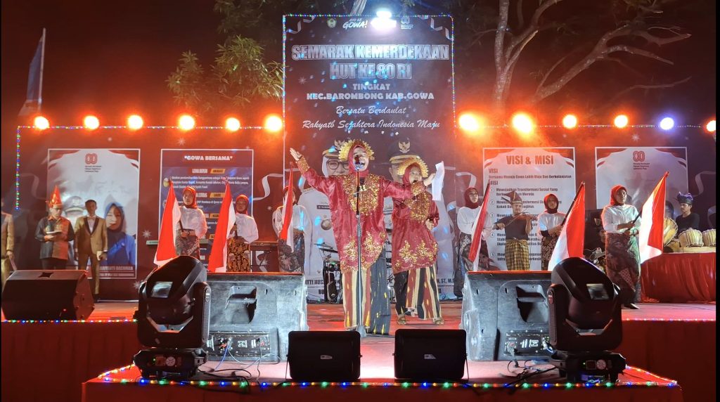 usikalisasi puisi Barombong dalam malam ramah tamah HUT RI ke-80 Kecamatan Barombong, penampilan pemuda Tacciri dengan iringan gitar, biola, dan gendang.