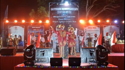 usikalisasi puisi Barombong dalam malam ramah tamah HUT RI ke-80 Kecamatan Barombong, penampilan pemuda Tacciri dengan iringan gitar, biola, dan gendang.