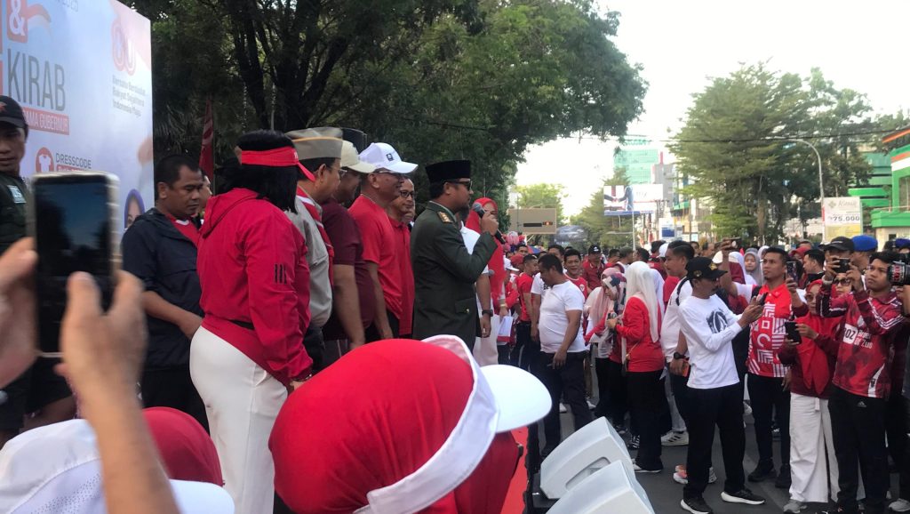 Gubernur Andi Sudirman membuka Jalan Santai dan Kirab Sulsel 2025 di depan Rumah Jabatan Gubernur Sulawesi Selatan