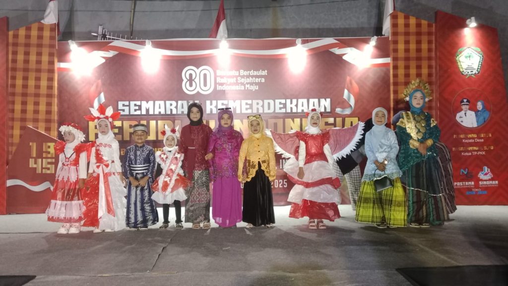 Warga Desa Bontobiraeng Selatan menghadiri malam ramah tamah puncak Semarak HUT RI ke-80 di Gowa, Sulawesi Selatan.