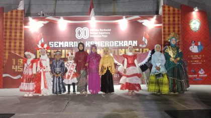 Warga Desa Bontobiraeng Selatan menghadiri malam ramah tamah puncak Semarak HUT RI ke-80 di Gowa, Sulawesi Selatan.