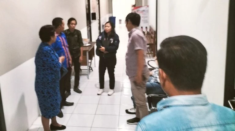 Puluhan honorer mengawal pemeriksaan kasus PPPK Siluman Toraja Utara di Mapolres, menuntut keadilan atas dugaan kecurangan seleksi.
