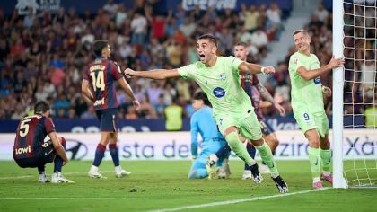Barcelona merayakan gol kemenangan ke gawang Levante pada laga La Liga 2025/26 di Stadion Ciudad de Valencia