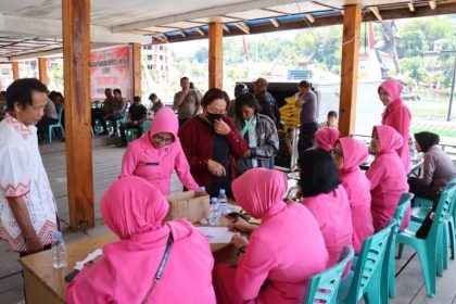 Warga antusias membeli beras murah pada Gerakan Pangan Murah Tana Toraja di Plasa Kolam Makale.