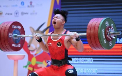 Lifter Indonesia Rahmat Erwin Abdullah melakukan angkatan clean and jerk pada final angkat besi nomor 73 kg putra SEA Games 2021 Vietnam di Hanoi, 21 Mei 2022