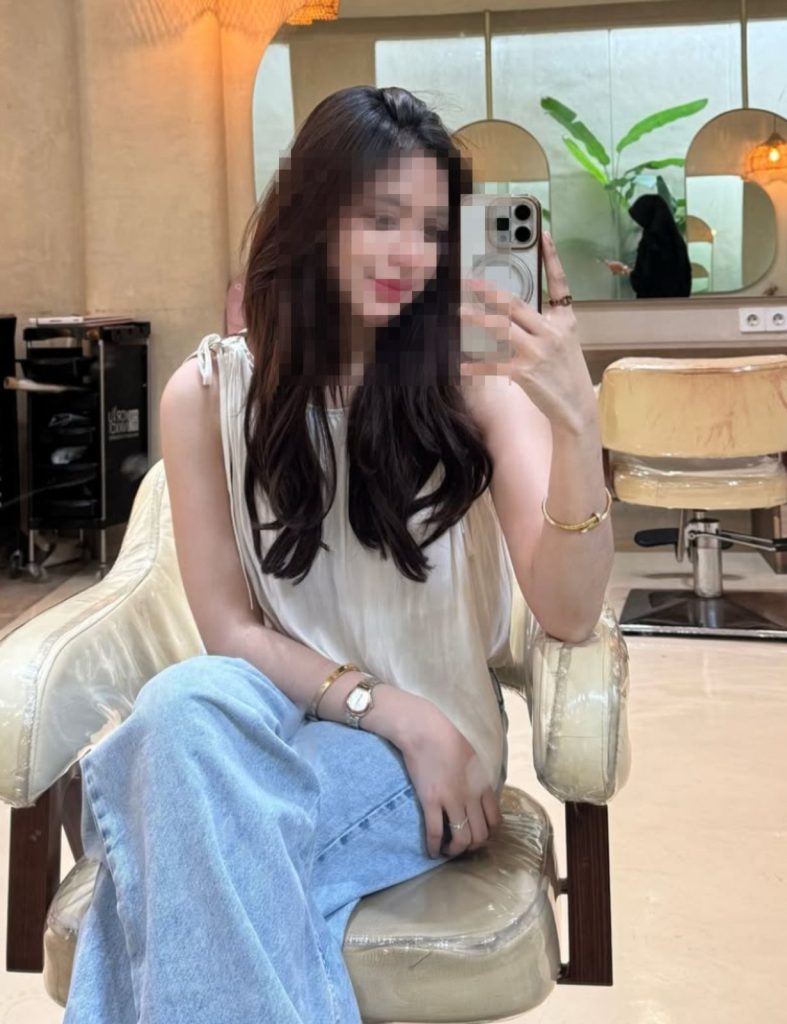 Selebgram NR, yang disebut putri Ketua APDESI Sulsel sekaligus mantan anggota DPRD, menjadi sorotan publik setelah berselisih dengan pemilik kafe CD di Makassar.